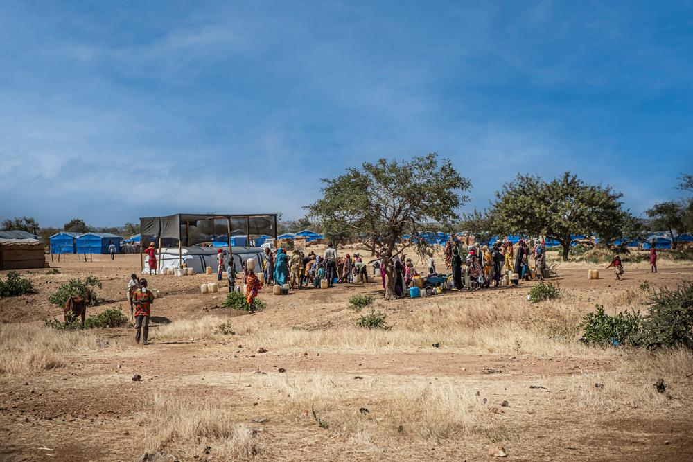 Des personnes s'approvisionnent en eau au point de distribution de MSF dans le camp de Metche. Le point de distribution est réapprovisionné deux fois par jour. Tchad, novembre 2023. © Linda Nyholm/ MSF