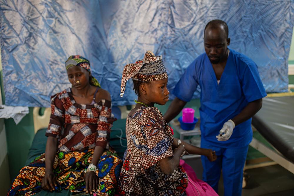 Certaines femmes doivent partager un lit au service des patients hospitalisés (IPD) car un grand nombre de femmes ont besoin de soins à l'hôpital général de Jahun. © Alexandre Marcou