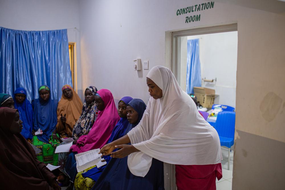 Des femmes attendent au triage avant de recevoir les soins obstétriques ou néonatals appropriés à l'hôpital général de Jahun. Chaque jour, un nombre important de femmes viennent se faire soigner, l'unité d'urgence étant souvent remplie de femmes souffrant de complications. © MSF/Alexandre Marcou