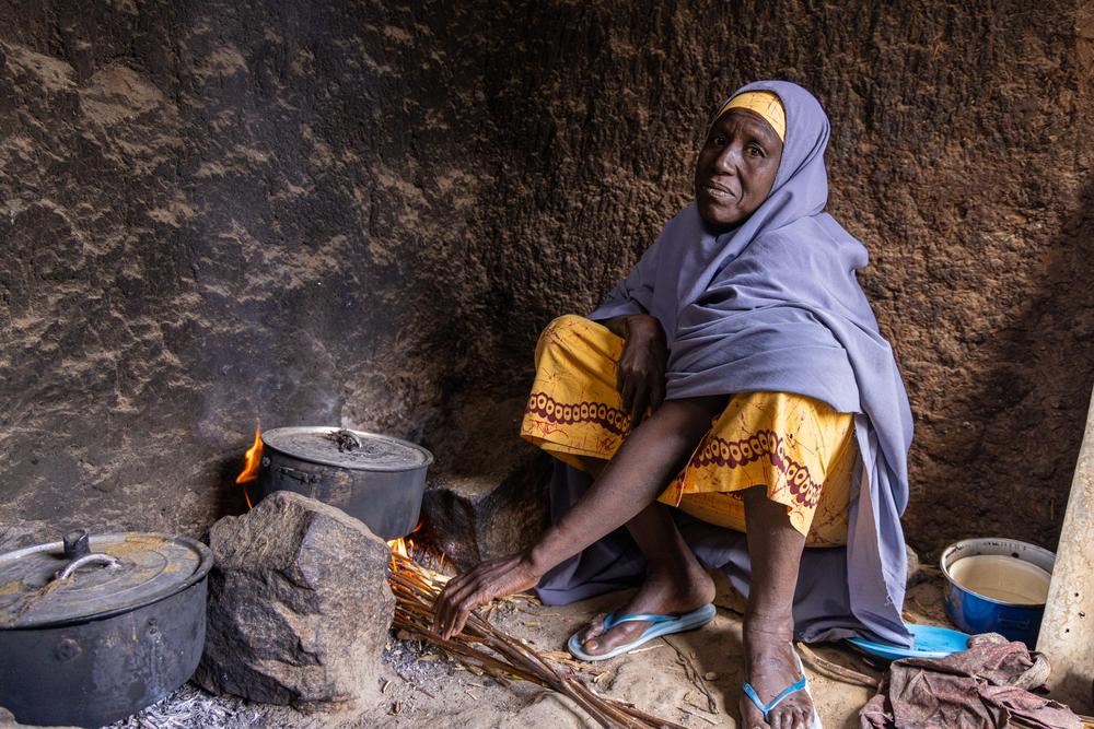 Khadijah, une accoucheuse traditionnelle du village d'Aujara à Jahun, dans l'État de Jigawa, est assise dans sa cuisine. © MSF/Abba Adamu Musa