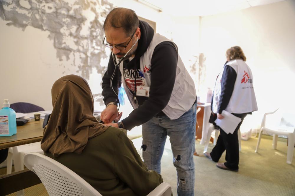 Une femme âgée déplacée du sud du Liban reçoit des soins de l'unité médicale mobile de MSF dans un abri collectif près de Saïda, à 60 km de la frontière sud. © MSF/Maryam Srour