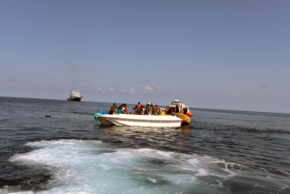 Cent soixante et onze personnes sont ramenées saines et sauves à bord du Geo Barents après avoir été secourues de deux bateaux voisins dans la matinée du 16 mars. Méditerranée centrale, mars 2024.  © MSF/STEFAN PEJOVIC