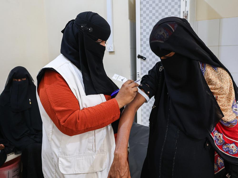 Nadia Abdallah Hajar, sage-femme MSF, mesure la circonférence du bras d'Amina, enceinte de neuf mois, dans le service de maternité de l'hôpital général d'Abs. Yémen, novembre 2023. © Jinane Saad/MSF