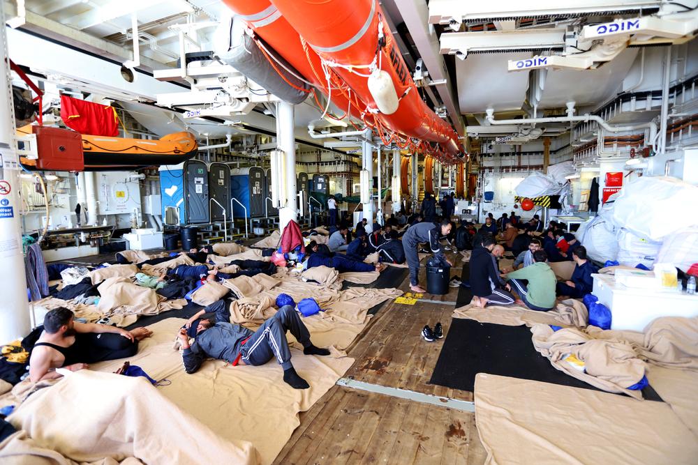 Les personnes sauvées d'un bateau chaviré en Méditerranée centrale se reposent à bord du Geo Barents. Nos équipes ont secouru 75 personnes, dont des femmes et des enfants, qui se trouvaient sur un bateau en fibre de verre surchargé qui a chaviré. Méditerranée centrale, mars 2024 © MSF/STEFAN PEJOVIC