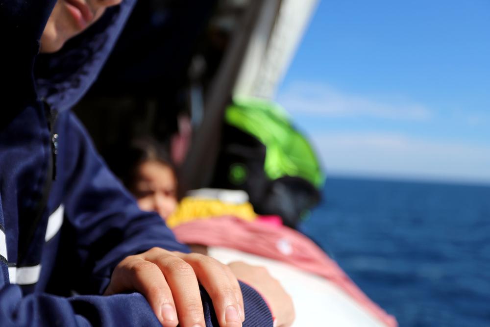 Les personnes sauvées d'un bateau chaviré en Méditerranée centrale se reposent à bord du Geo Barents. Nos équipes ont secouru 75 personnes, dont des femmes et des enfants, qui se trouvaient sur un bateau en fibre de verre surchargé qui a chaviré. Méditerranée centrale, mars 2024 © MSF/STEFAN PEJOVIC