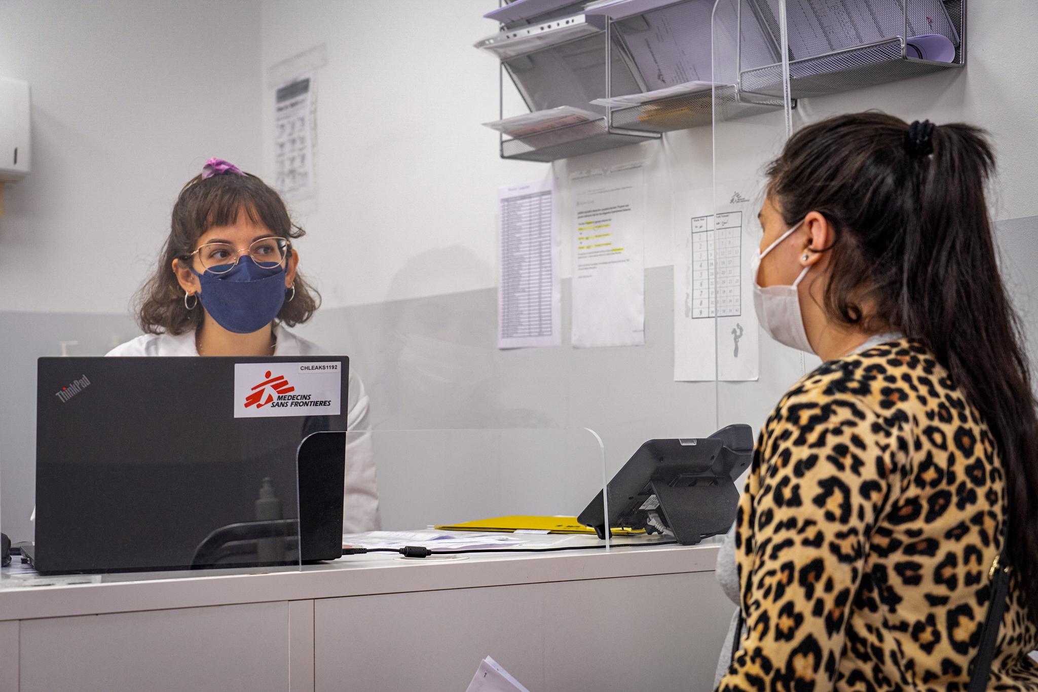 a patient and an MSF doctor discussing during a gynecological consultation in the MSF Athens Day Care Centre.