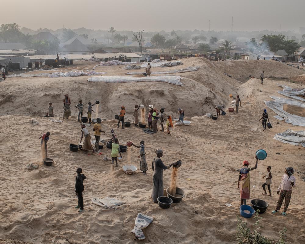 Des personnes travaillent dans une rizerie située à l'entrée de la ville de Makurdi. ©Kasia Strek/MSF