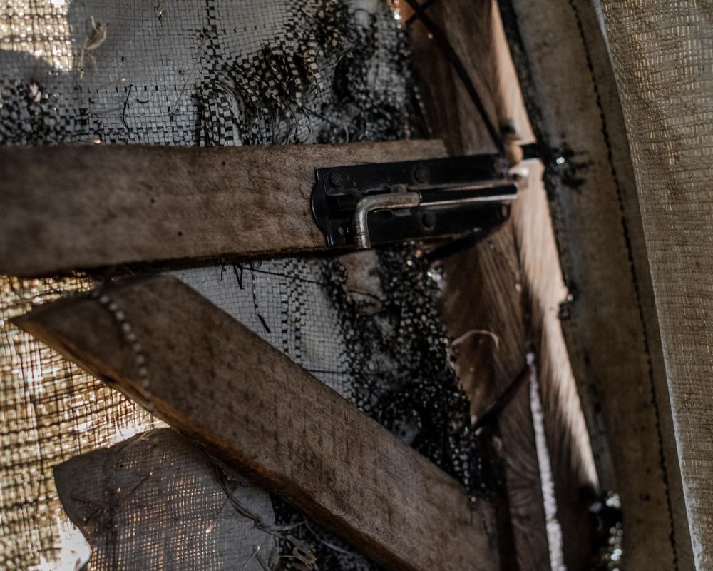 La serrure de la porte de la tente de Shiana est cassée, ce qui permet à des personnes de forcer l'entrée. © Kasia Strek/MSF