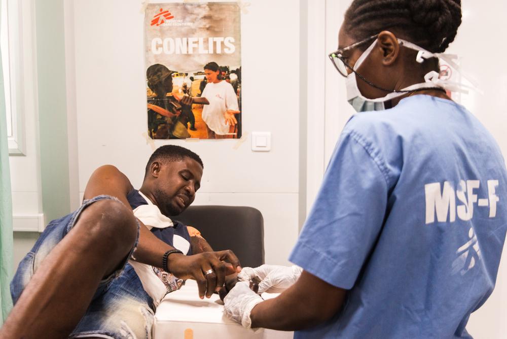 Jimmy a 32 ans. Il a été blessé par balle lors des affrontements entre les groupes armés et les forces de police dans le quartier de Cité soleil. Il reçoit des soins de physiothérapie. © Réginald Louissaint Junior