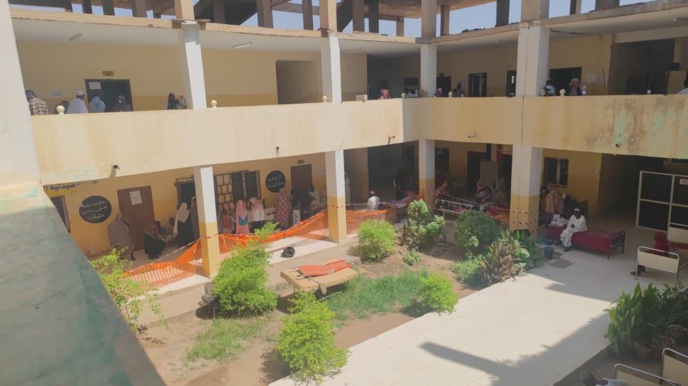 Des personnes attendent de recevoir un traitement médical à l'hôpital d'El Fasher. Soudan, 7 juillet 2023. © MSF