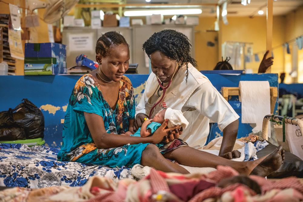 Soudan du Sud – Août 2023. Regina, infirmière MSF, examine une jeune patiente âgée de deux jours. MSF gère la maternité de l'hôpital d'État d'Aweil, dans le nord du Bahr el Ghazal, au Soudan du Sud. © Oliver Barth/MSF