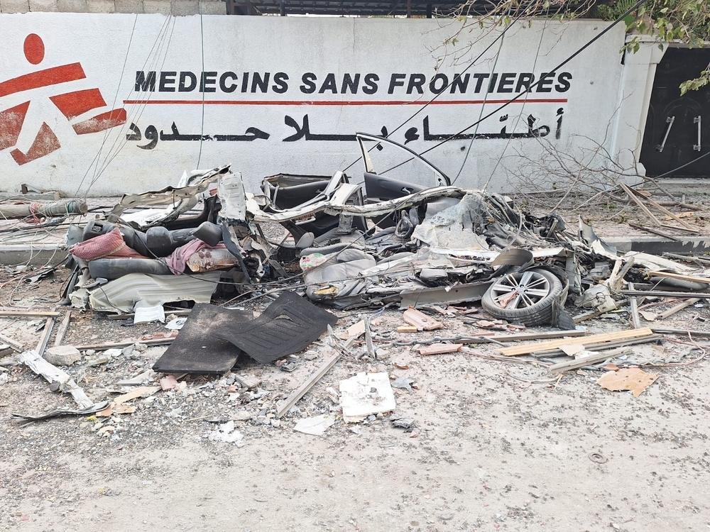 Les restes d'un véhicule de MSF, garé à l'extérieur des locaux clairement identifiés de MSF, après sa destruction délibérée par les forces israéliennes. Ville de Gaza, Palestine, 24 novembre 2023. © MSF