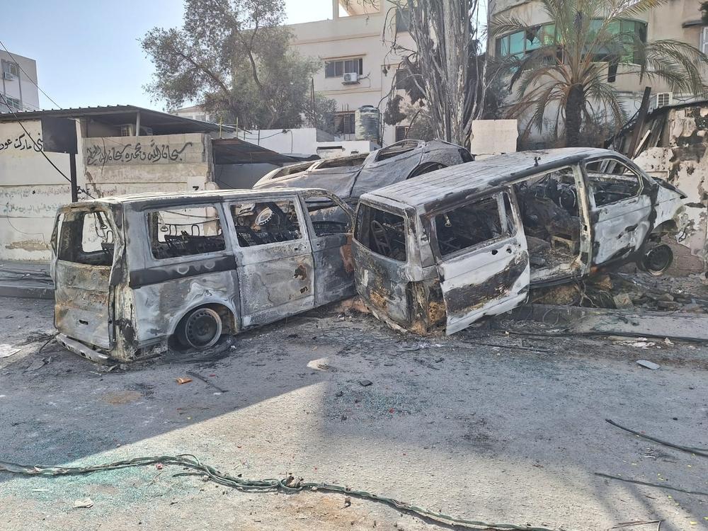 Une pile de voitures de MSF brûlées, suite à leur destruction délibérée par les forces israéliennes. Gaza, Palestine, 24 novembre 2023. © MSF