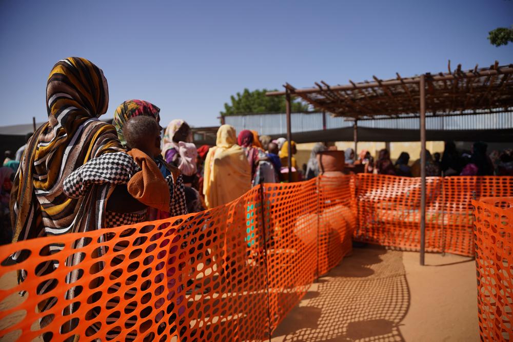 Des femmes et leurs enfants font la queue dans une clinique MSF surpeuplée dans le camp de Zamzam. Soudan, 15 février 2024. © Mohamed Zakaria