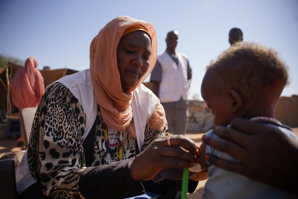 MSF gère une clinique dans le camp de Zamzam, à environ 15 km au sud-est d'El Fasher, la capitale de l'État, qui accueille plus de 300 000 personnes déplacées. Les équipes MSF proposent des services d'alimentation thérapeutique ambulatoire. © Mohamed Zakaria