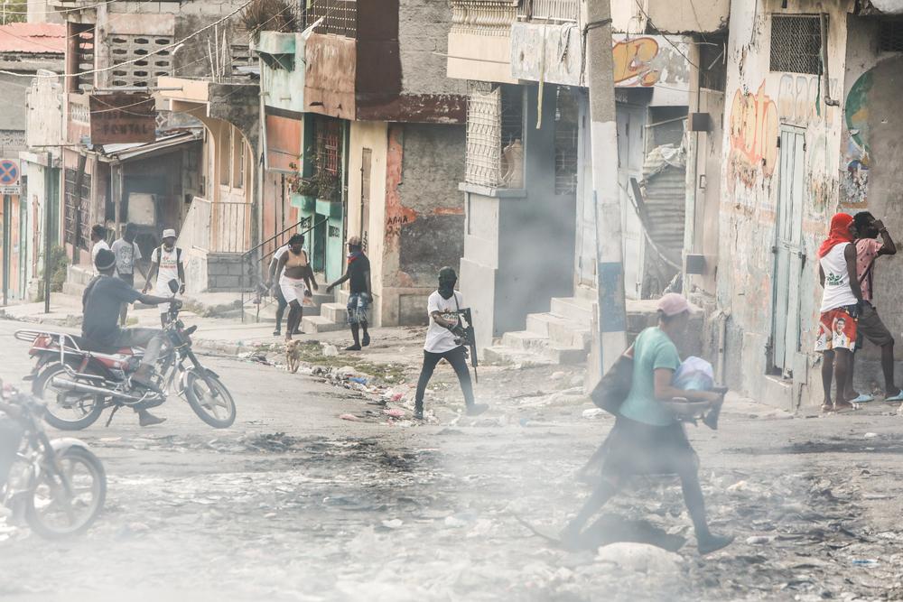 Des personnes dans les rues du quartier de Bel Air à Port-au-Prince où des groupes armés échangent des coups de feu avec la police. Haïti, mars 2024. © Corentin Fohlen