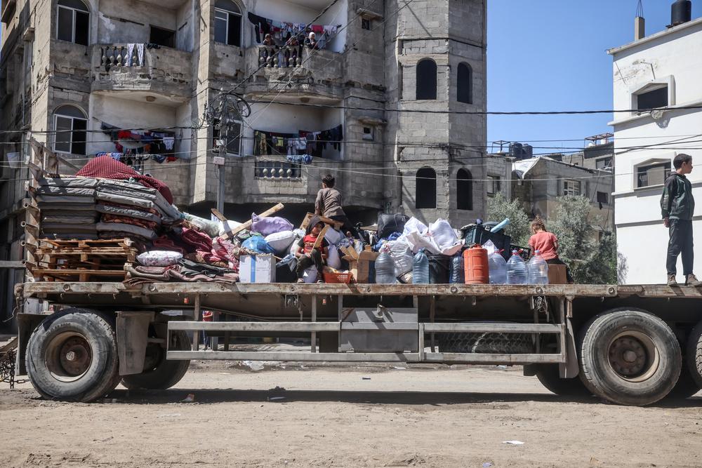 Des Palestiniens déplacés à Rafah, dans le sud de la bande de Gaza, transportent leurs effets personnels alors qu'ils quittent les lieux suite à un ordre d'évacuation de l'armée israélienne, le 6 mai 2024. © MSF