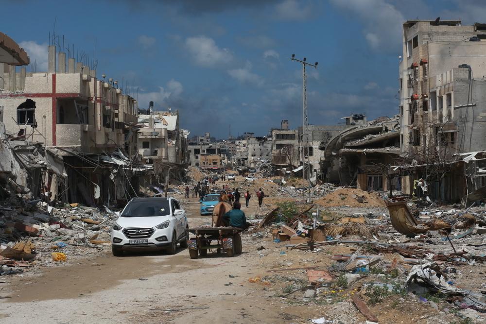 Des personnes déplacées marchent entre des bâtiments détruits par la violence et les bombardements incessants à Gaza. Palestine, 6 mai 2024. © MSF