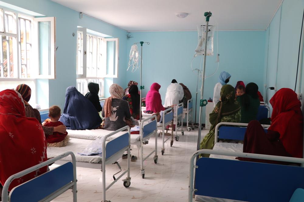 Des enfants et leurs soignants dans le service d'isolement de la rougeole soutenu par MSF à l'hôpital Mazar-i-Sharif, dans la province de Balkh. © Tasal Khogyani/MSF