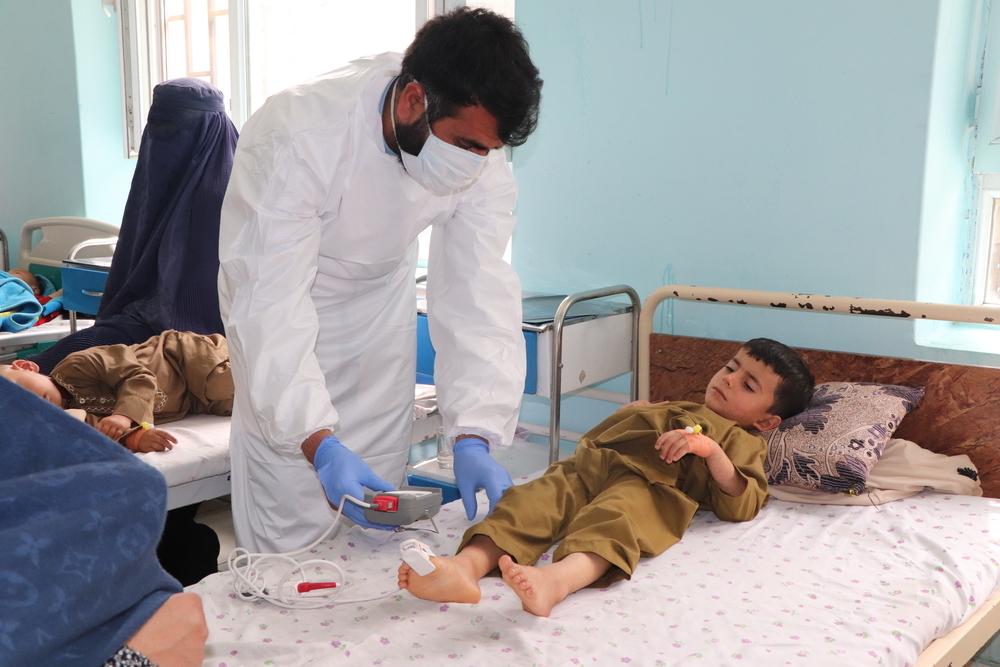 Une infirmière MSF vérifie les signes vitaux de Hamid, cinq ans, dans le service d'isolement de la rougeole soutenu par MSF à l'hôpital régional de Mazar-i-Sharif, dans la province de Balkh. Avril, 2024 © Tasal Khogyani/MSF