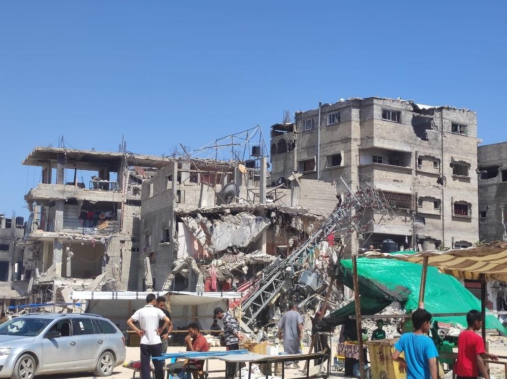 Des personnes se tiennent devant un bâtiment bombardé à Rafah. Mai, 2024 © MSF