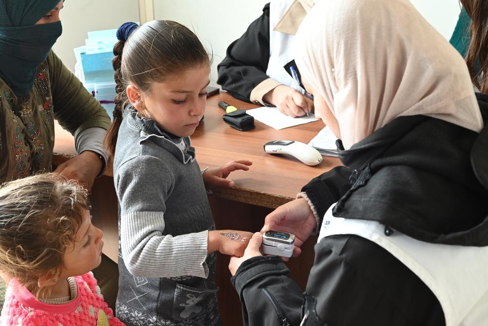 Une infirmière MSF prodigue des soins à un petit enfant dans la clinique mobile Almajaz à Masafer Yatta, au sud d'Hébron. Mars, 2024 © Candida Lobes