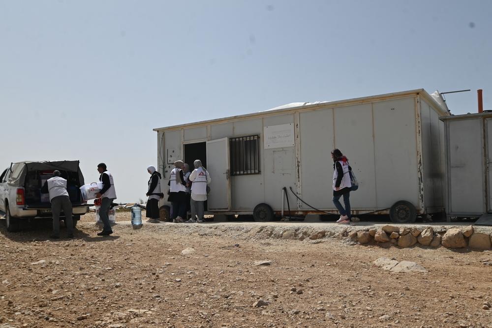 Une clinique mobile MSF à al Almajaz à Masafer Yatta où MSF fournit des services de santé primaire et de santé mentale. Mars, 2024 © Candida Lobes