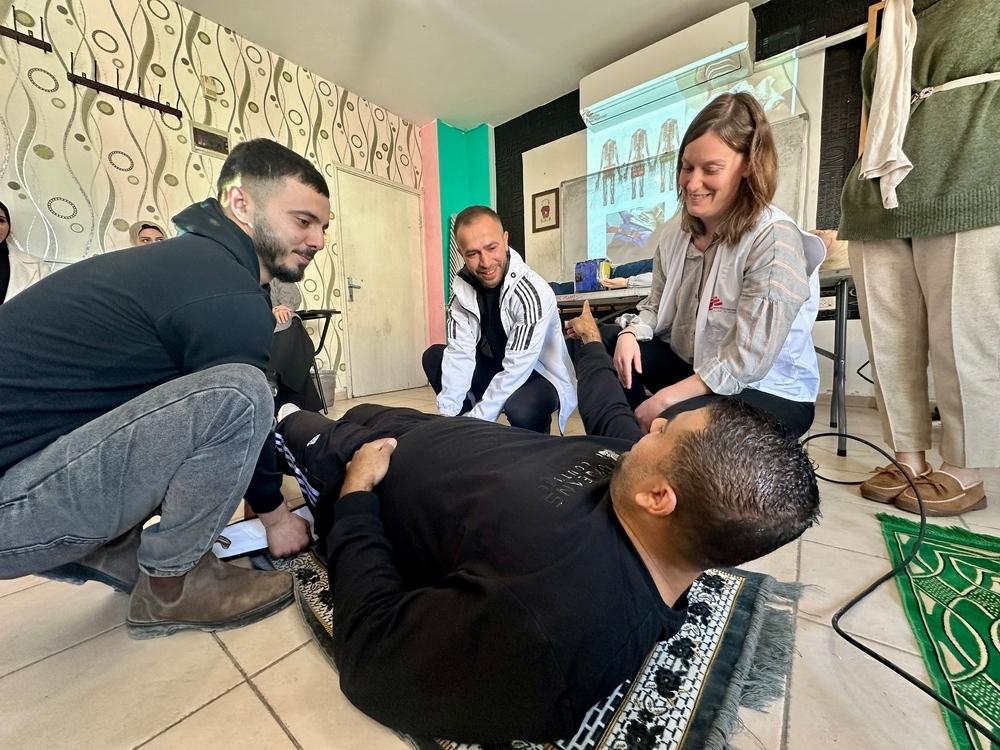 Un médecin de MSF dispense une formation pratique en soins préhospitaliers de traumatologie dans la ville de Tulkarm, au nord de la Cisjordanie, où un groupe de volontaires est formé pour améliorer ses compétences en matière d'intervention d'urgence. © Oday Alshobaki. 