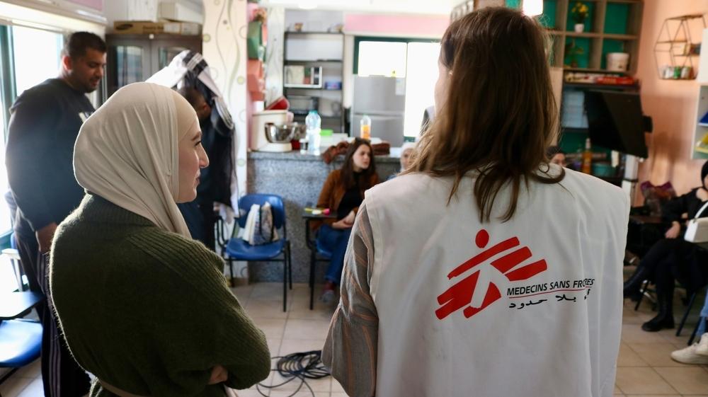 Un médecin de MSF dispense une formation pratique en soins préhospitaliers de traumatologie dans la ville de Tulkarm, au nord de la Cisjordanie, où un groupe de volontaires est formé pour améliorer ses compétences en matière d'intervention d'urgence. ©. Oday Alshobaki
