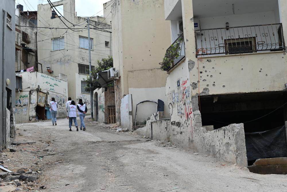 L'équipe MSF marche dans les rues du camp de réfugiés de Jénine, au nord de la Cisjordanie, Mars 2024 © Candida Lobes