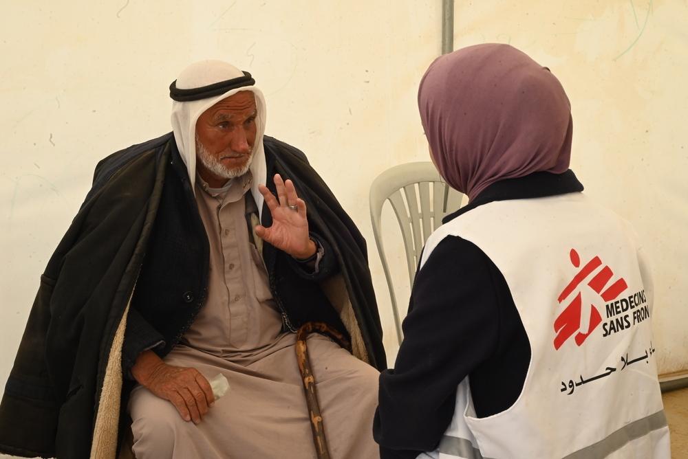 Un membre du personnel de MSF s'entretient avec un bénéficiaire de 70 ans de la communauté bédouine d'Al-Majaz à Masafer Yatta, au sud d'Hébron. Mars, 2024 © Candida Lobes 