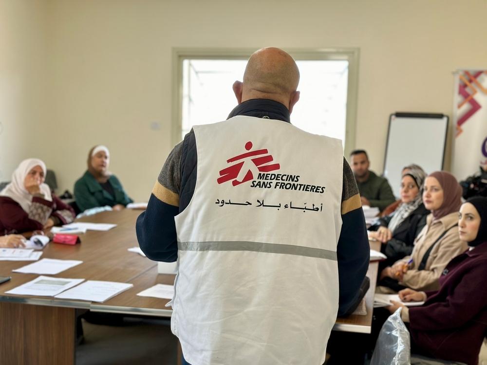 Un médecin de MSF dispense une formation pratique en soins préhospitaliers de traumatologie dans la ville de Tulkarm, au nord de la Cisjordanie, où un groupe de volontaires est formé pour améliorer ses compétences en matière d'intervention d'urgence. © Oday Alshobaki 