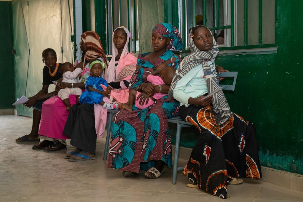  Venues de la périphérie de Niono avec leurs enfants pour bénéficier d’une consultation gratuite, ces femmes attendent de voir le médecin au Centre de santé communautaire. © Mohamed Dayfour Diawara
