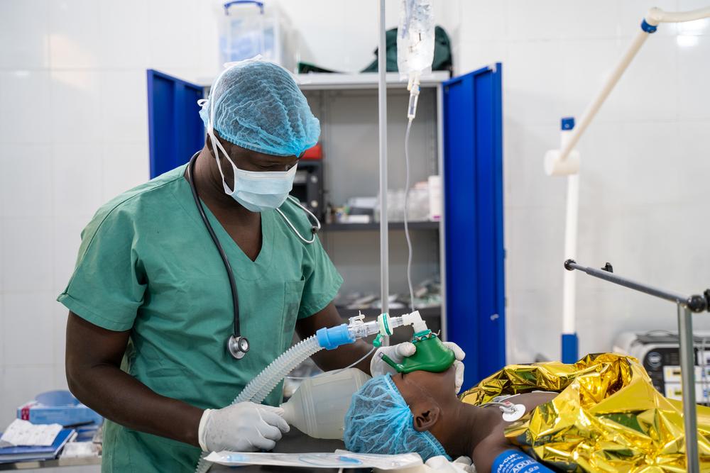 Le Dr Coulibaly, anesthésiste, endort la patiente Kadidia Dembélé. Avril, 2024 © Mohamed Dayfour Diawara