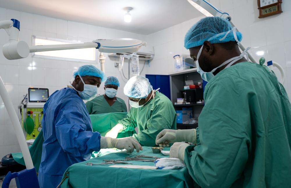 L'équipe médicale opérant le patient Kadi Dembélé au centre de santé de référence de Niono. Avril, 2024 © Mohamed Dayfour Diawara
