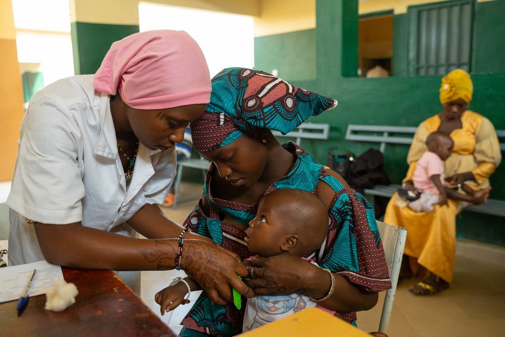 Dans le service pédiatrique du centre de santé communautaire, l'infirmière Mariam Dembele prend les signes vitaux d'un enfant. Avril, 2024. © Mohamed Dayfour Diawara