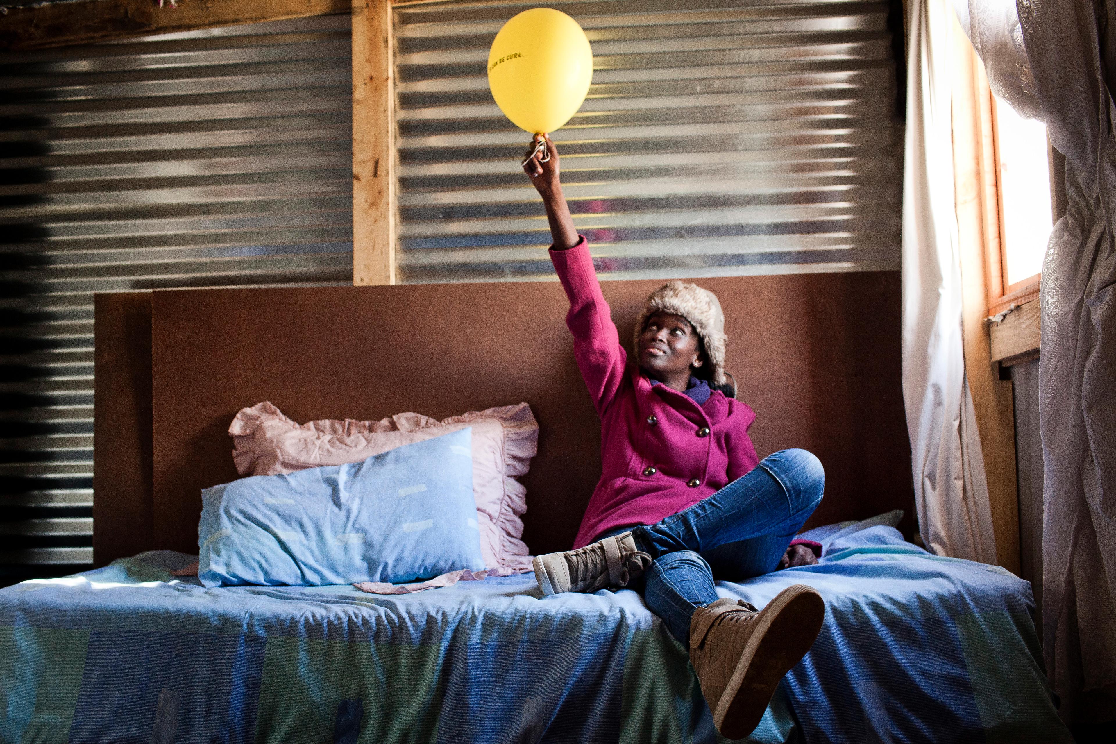Phumeza Tisile, 23 ans, chez elle à Khayelitsha, en Afrique du Sud, le 16 août 2013, le jour où elle a célébré sa guérison de la tuberculose ultrarésistante. ©Sydelle WIllow Smith 
