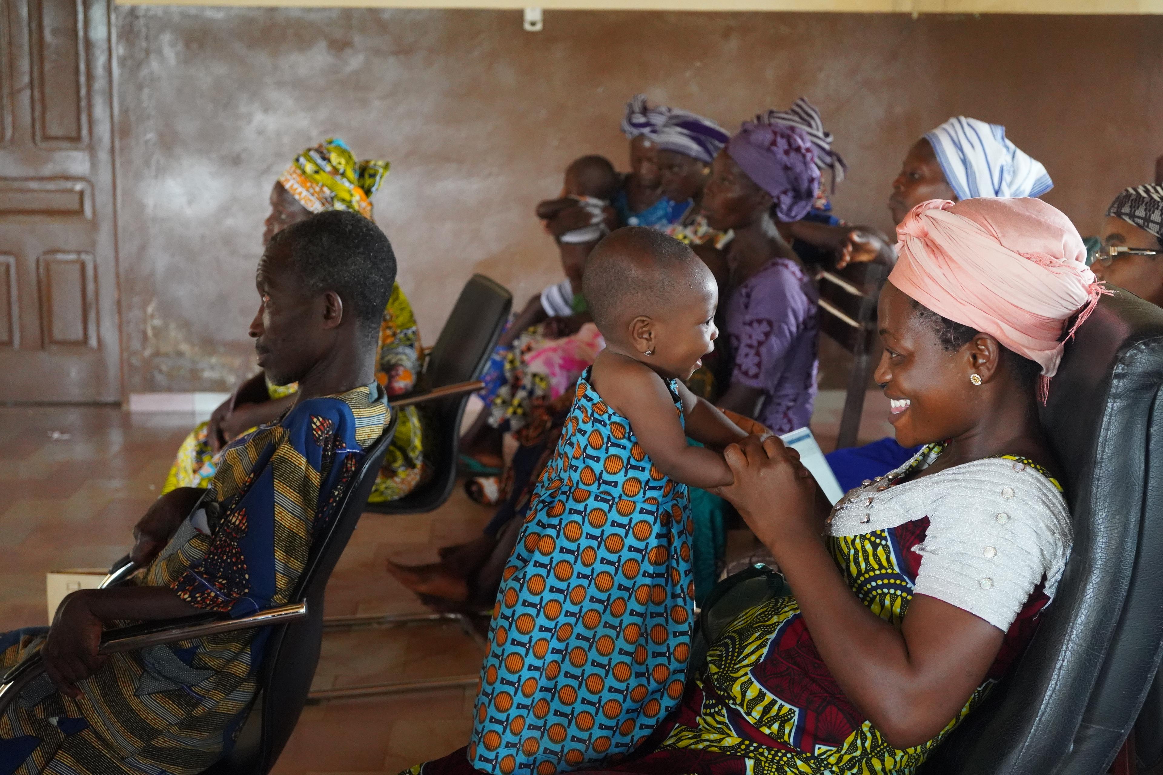 Une mère et sa fille, lors d’une journée de formation des membres volontaires de la communauté à Couffo, Bénin. Grâce à leur relai, les soins maternels et pédiatriques disponibles sont mieux connus de tous et permettent d’améliorer l’accès aux soins. Avril 2023. © MSF/Esther Leick