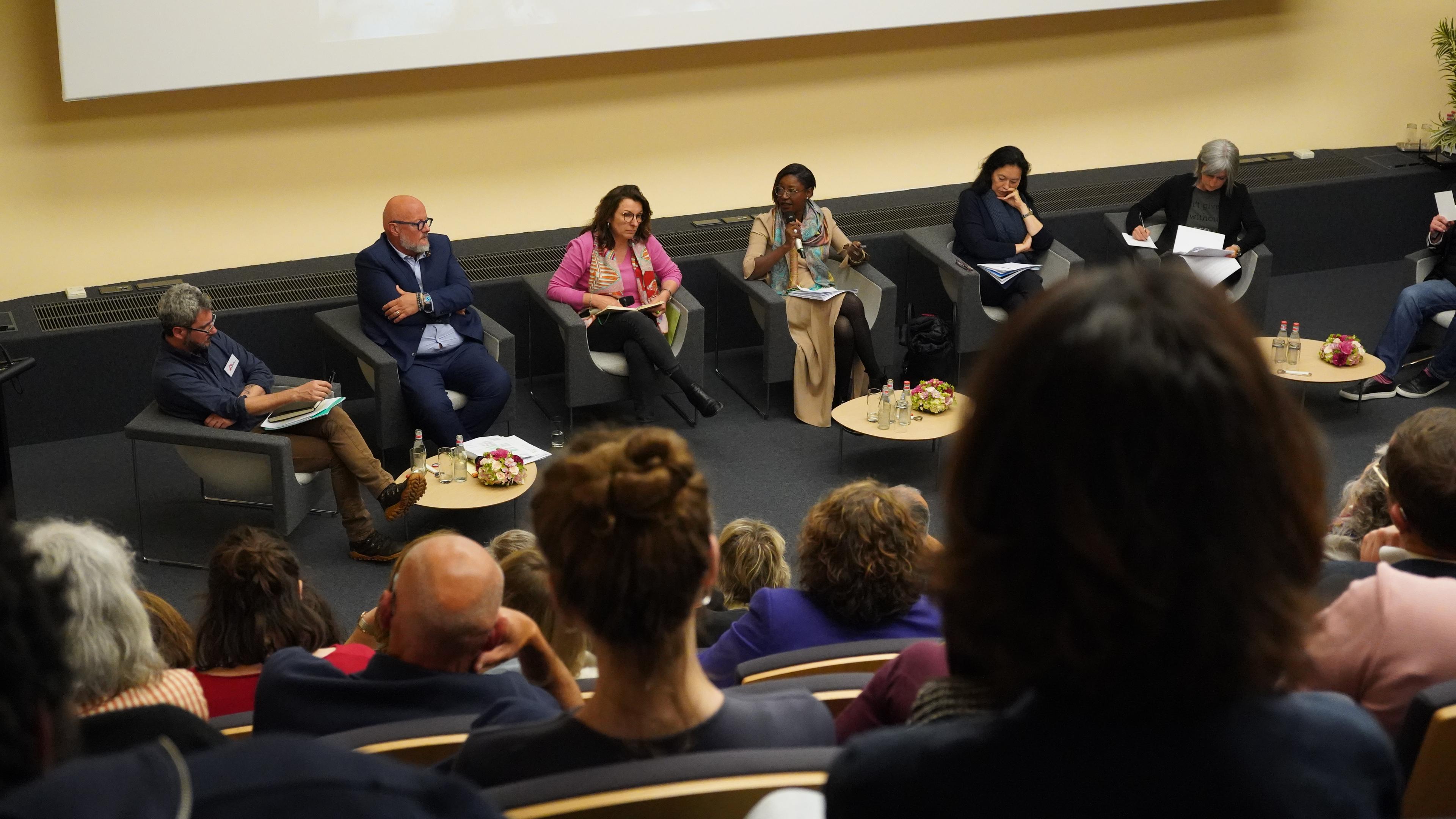 Cinq représentants des partis luxembourgeois au Parlement européen ont  participé aux discussions dans une table ronde sur la question migratoire en Europe animée par Patrick Bartz, journaliste luxembourgeois © MSF