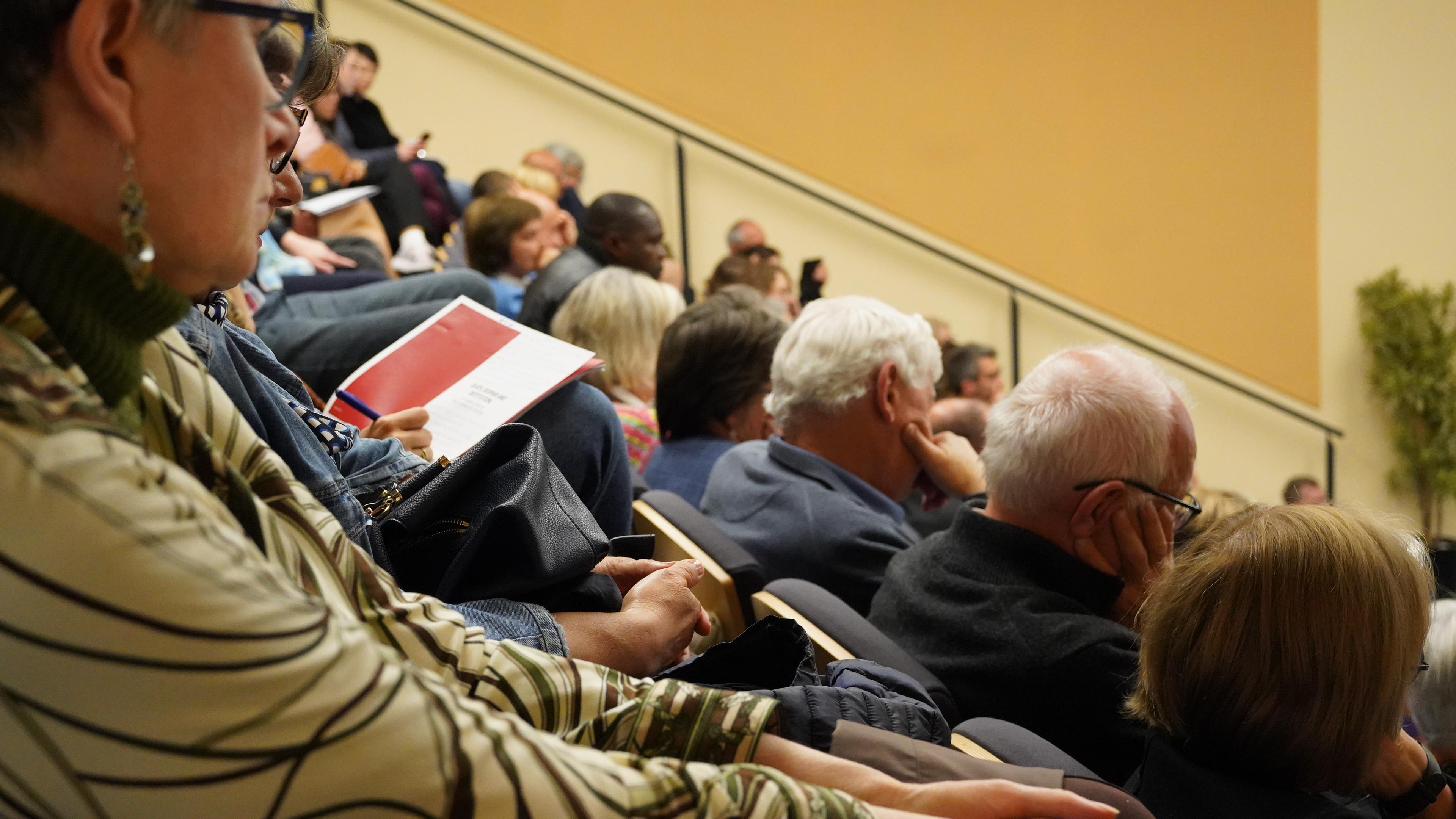 Le public a également posé des questions aux participants de la table ronde sur la question des migrations en Europe © MSF