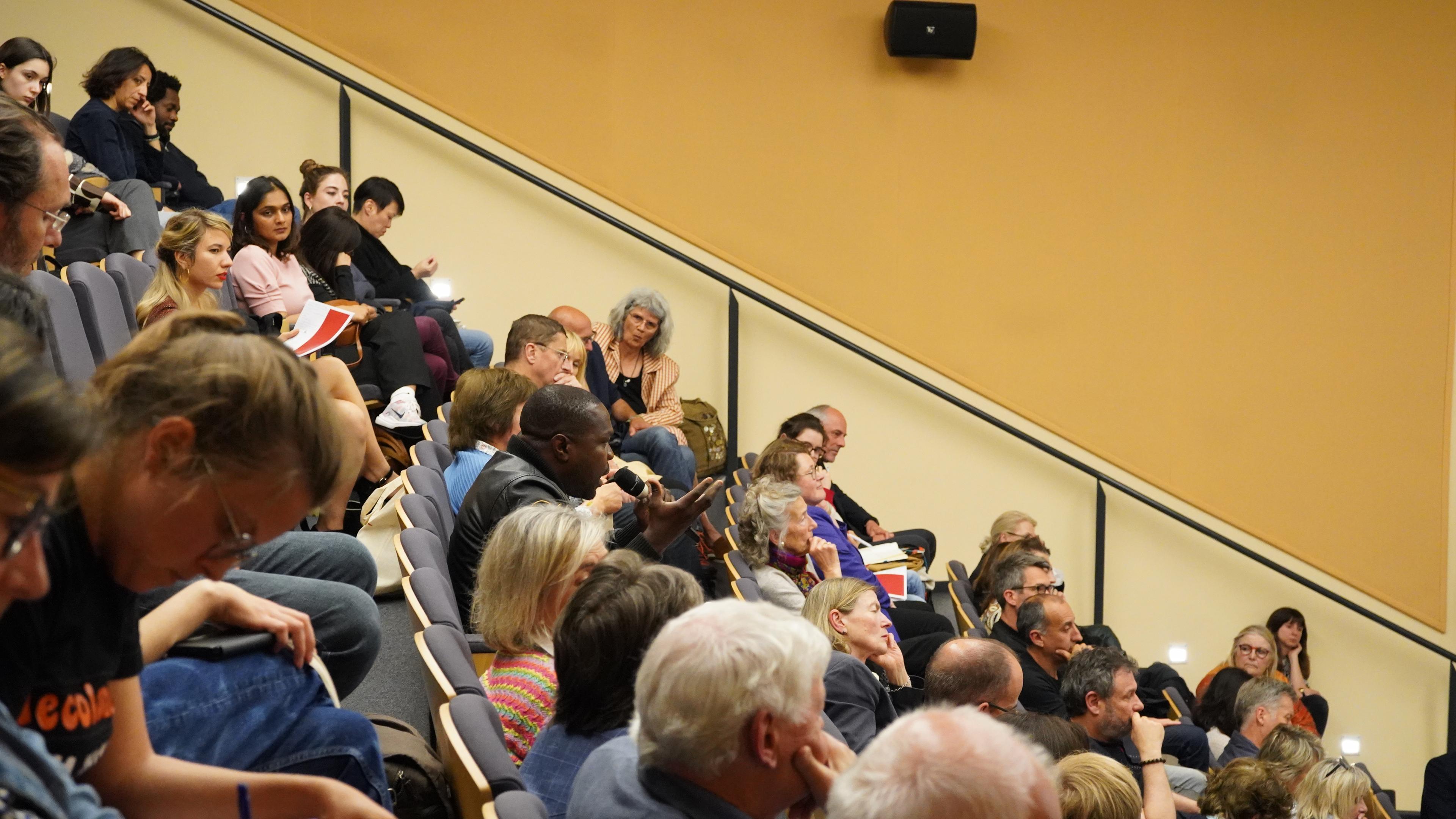 Le public a également posé des questions aux participants de la table ronde sur la question des migrations en Europe © MSF