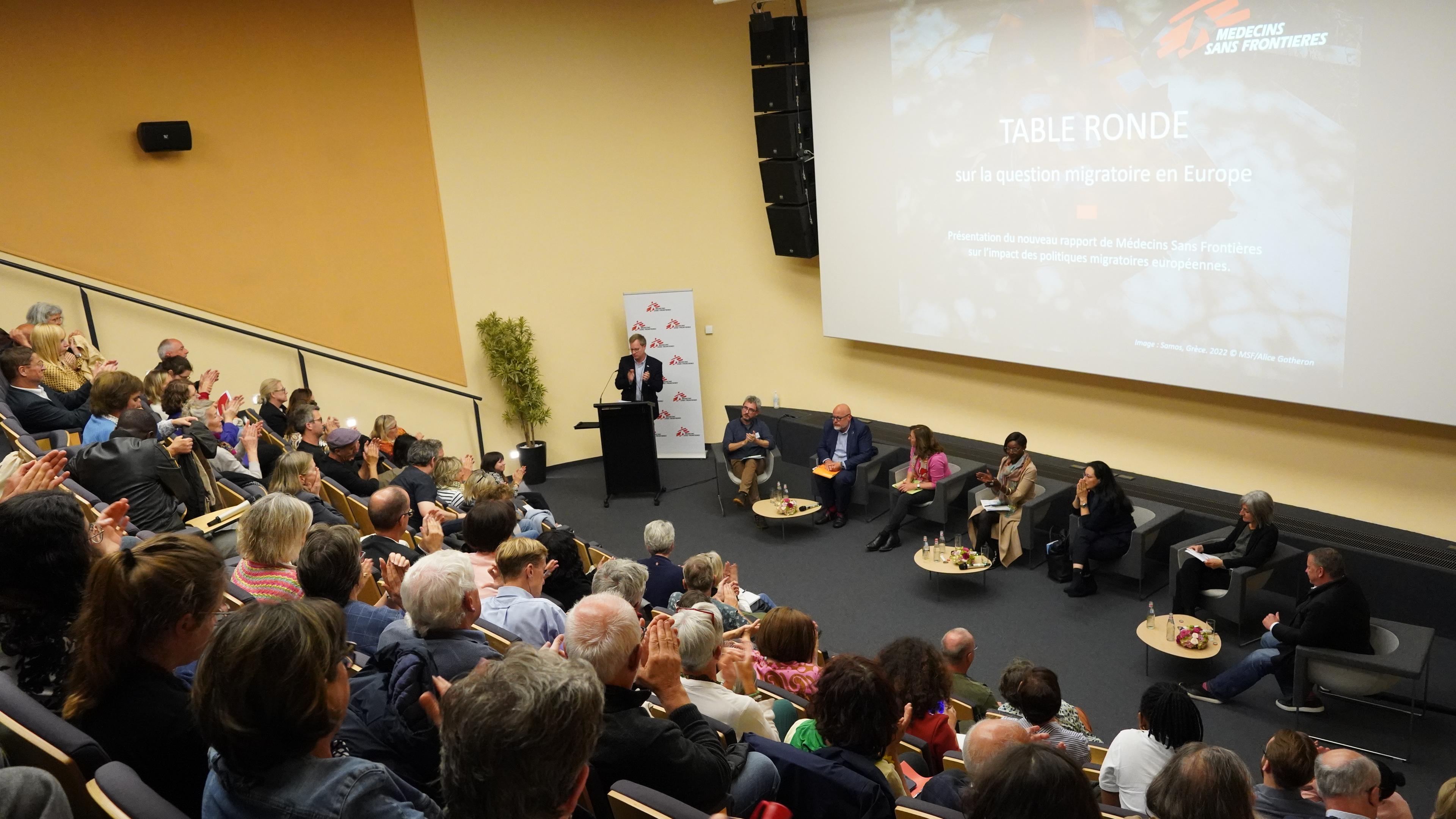 Cinq représentants des partis luxembourgeois au Parlement européen ont  participé aux discussions dans une table ronde sur la question migratoire en Europe animée par Patrick Bartz, journaliste luxembourgeois © MSF