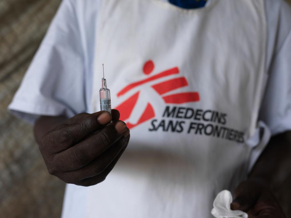 Depuis mars 2022, MSF et le ministère de la Santé du Soudan du Sud mènent conjointement une campagne de vaccination contre l'hépatite E à Bentiu, dans l'État de l'Unité du Soudan du Sud. Avril, 2022 © Peter Caton