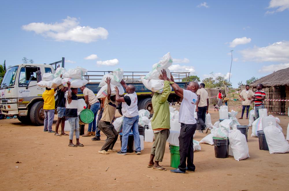 Une équipe MSF distribue des kits d'articles essentiels tels que des tentes, des jerrycans et des moustiquaires à Ntele, dans le district de Montepuez, dans la province mozambicaine de Cabo Delgado. © MSF
