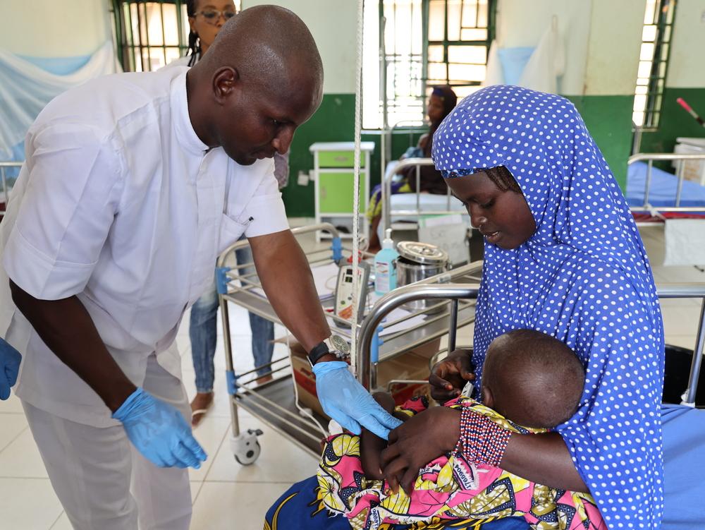 Lawalli Sulaiman, infirmière MSF, examine un enfant à l'hôpital général de Zurmi. Septembre, 2022 © Lauretta Ijeoma Gerard/MSF