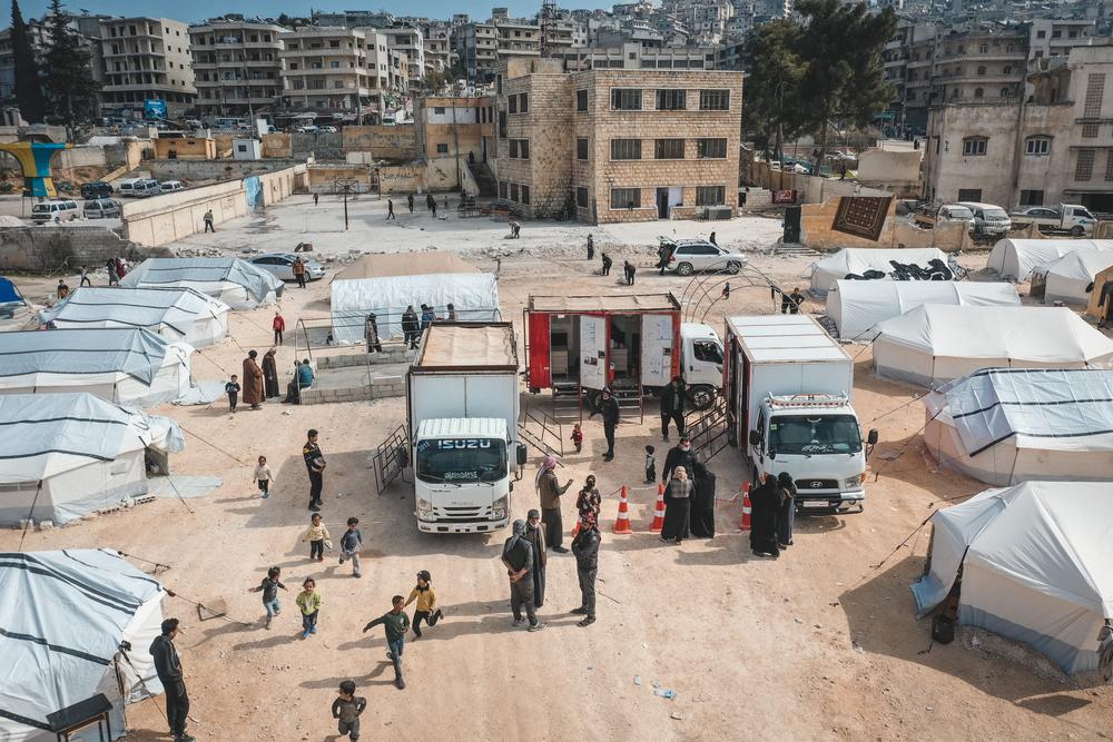 Vue aérienne de la distribution par MSF d'articles de secours à un centre d'accueil hébergeant des familles déplacées par le tremblement de terre qui a frappé la Syrie et la Turquie le 6 février. Salqin, province d'Idlib, Syrie, février 2023. © Omar Haj Kadour