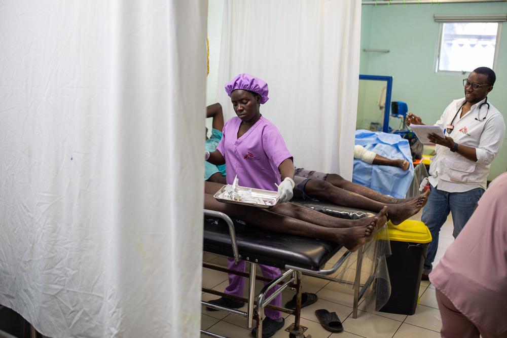 Une infirmière soigne des patients blessés par balle au centre d'urgence MSF de Turgeau après les affrontements armés qui ont éclaté dans le centre de Port-au-Prince. Haïti, mars 2023. © MSF/ Alexander Marcou
