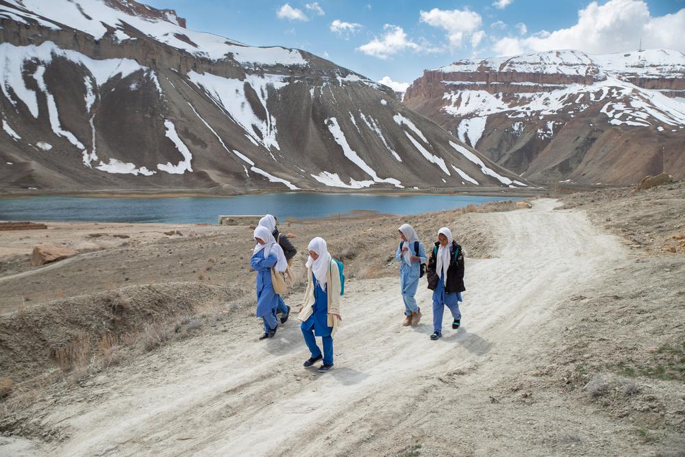 Des filles se rendent à l'école à Band-e-Amir, un district reculé de la province de Bamyan, où MSF a ouvert un centre de santé communautaire dans la ville. Province de Bamyan, Afghanistan, avril 2023. © Nava Jamshidi