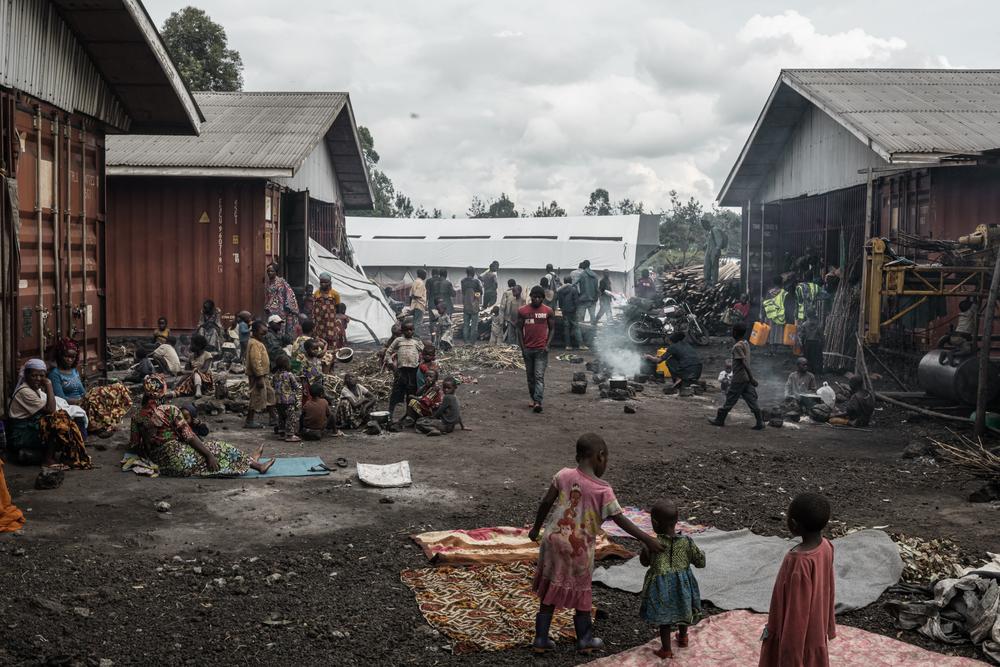 Vue du site de déplacement de Rusayo où l'on estime qu'environ 85 000 personnes ont trouvé refuge dans des conditions désastreuses. RDC, avril 2023. © Michel Lunanga/ MSF