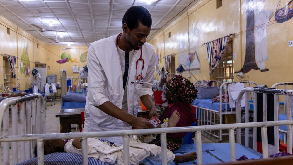 Le Dr Saleh Muhammad Auwal examine un enfant à l'hôpital spécialisé de Sokoto. Mai, 2023 © Ehab Zawati/MSF